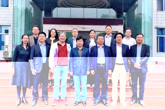 一群人站在一起合影描述已自動生成