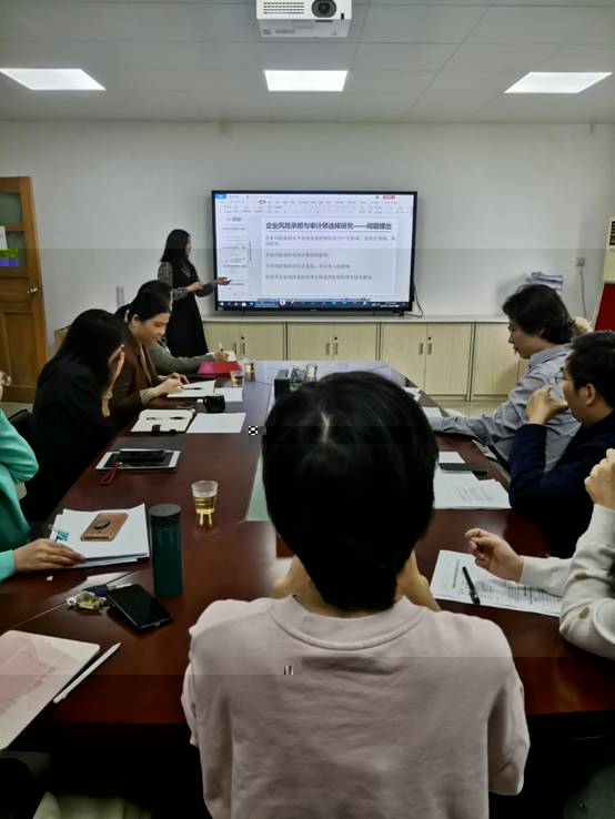 會議室裡的人們描述已自動生成